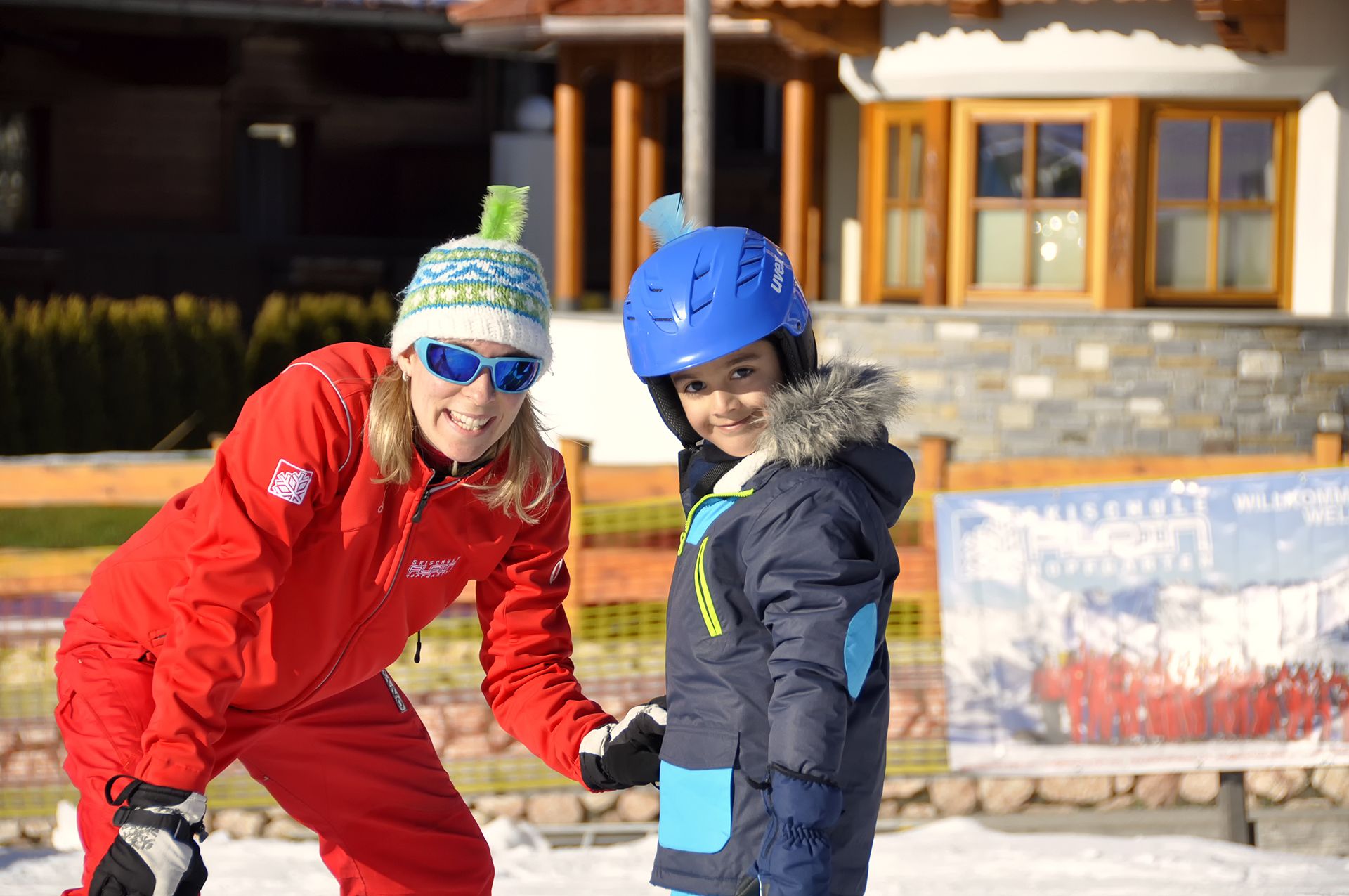 files/upload/kinderland/skischule-alpin-kinderland-skilehrerin-mit-kind-1.jpg