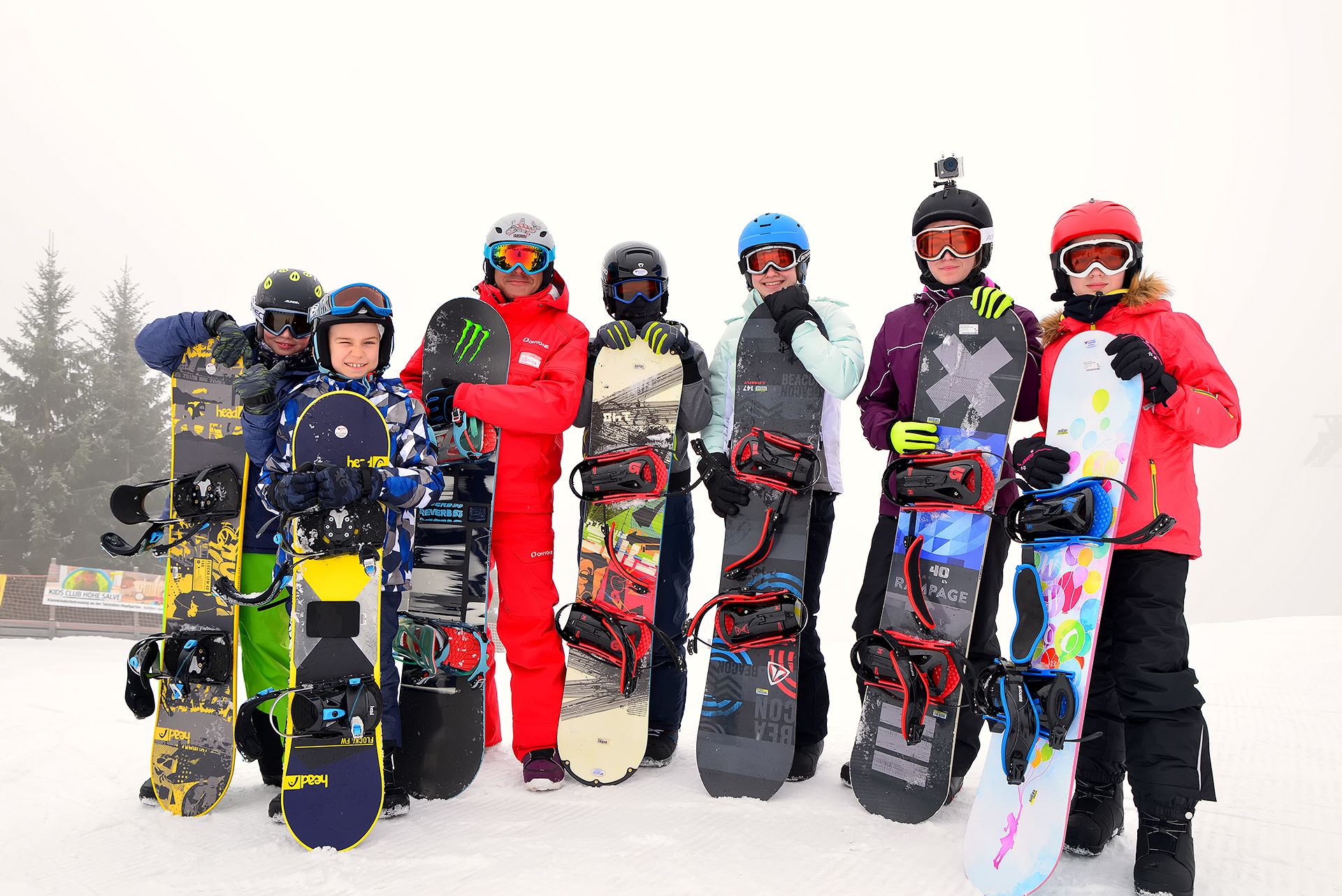 files/upload/snowboard/skischool-alpine-teacher-with-young-snowboarders-1.jpg