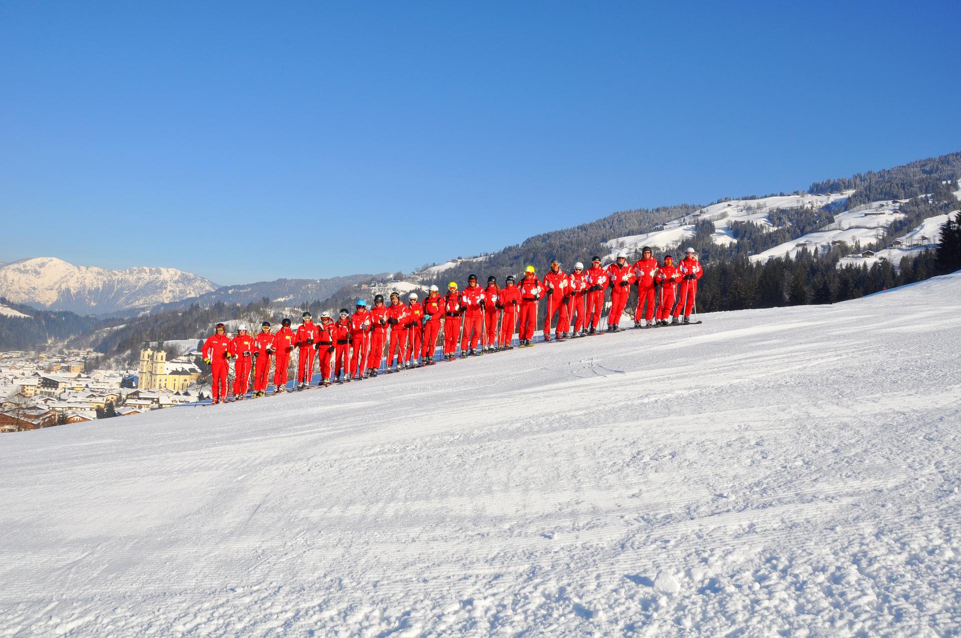 files/upload/startslider/skischule-alpin-skilehrer-gruppenfoto-mit-blick-auf-hopfgarten-2.jpg